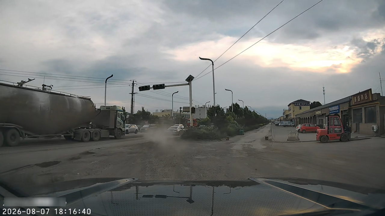 Two cars collide turning onto side road in Inner Mongolia