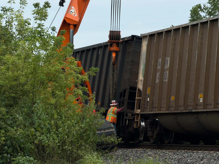 Train derailment in Franklin Grove briefly closed all railroad crossings