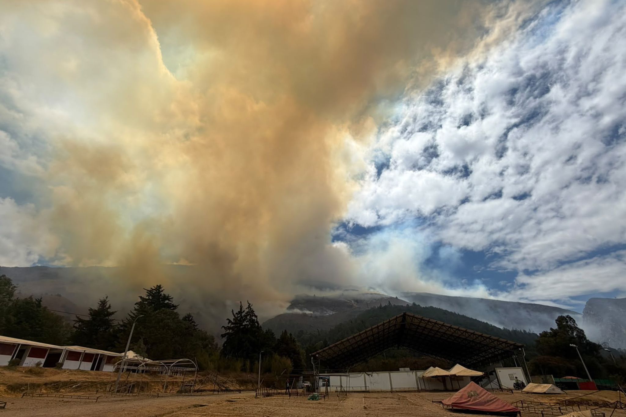 Large Wildfire Threatens Nature Reserve Near Colombian Tourist Town