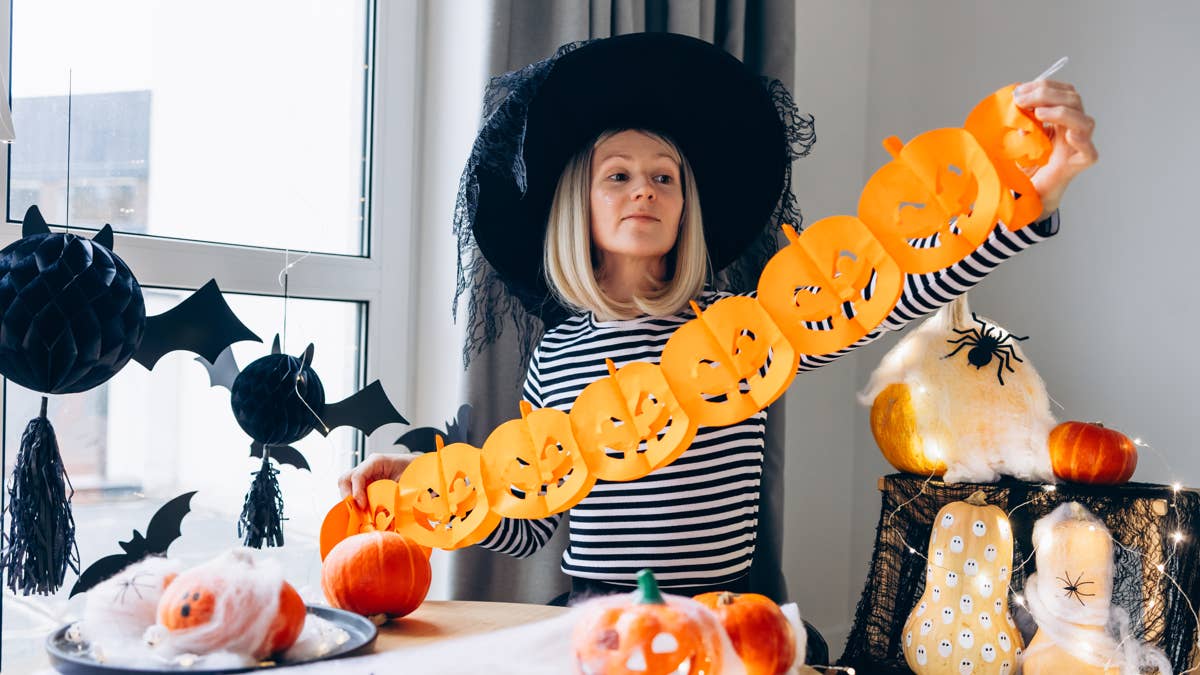 Woman makes reusable holiday chain garland that stores completely flat