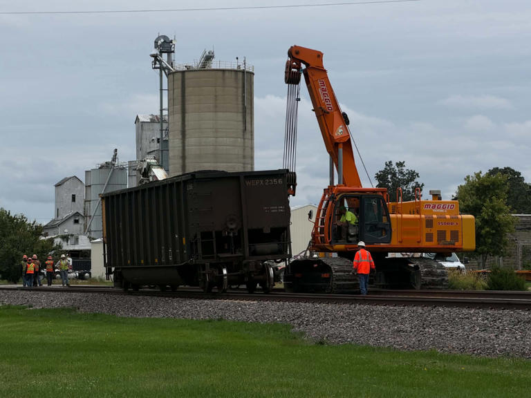 Train derailment in Franklin Grove briefly closed all railroad crossings