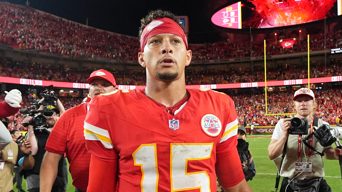 Patrick Mahomes backs teammate Kingsley Suamataia during undefeated season