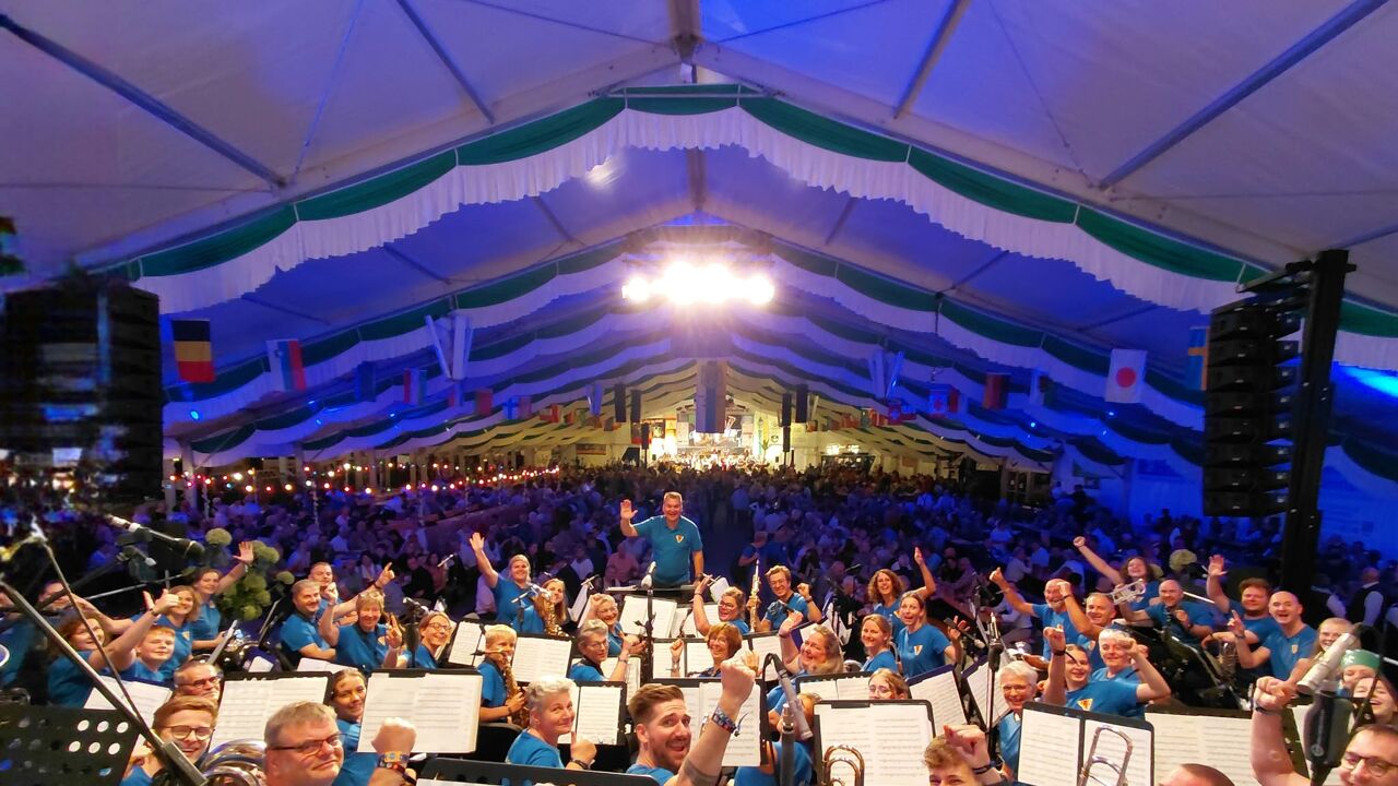 60 muzikanten ontkomen aan busbrand op snelweg, fanfare is wel ...