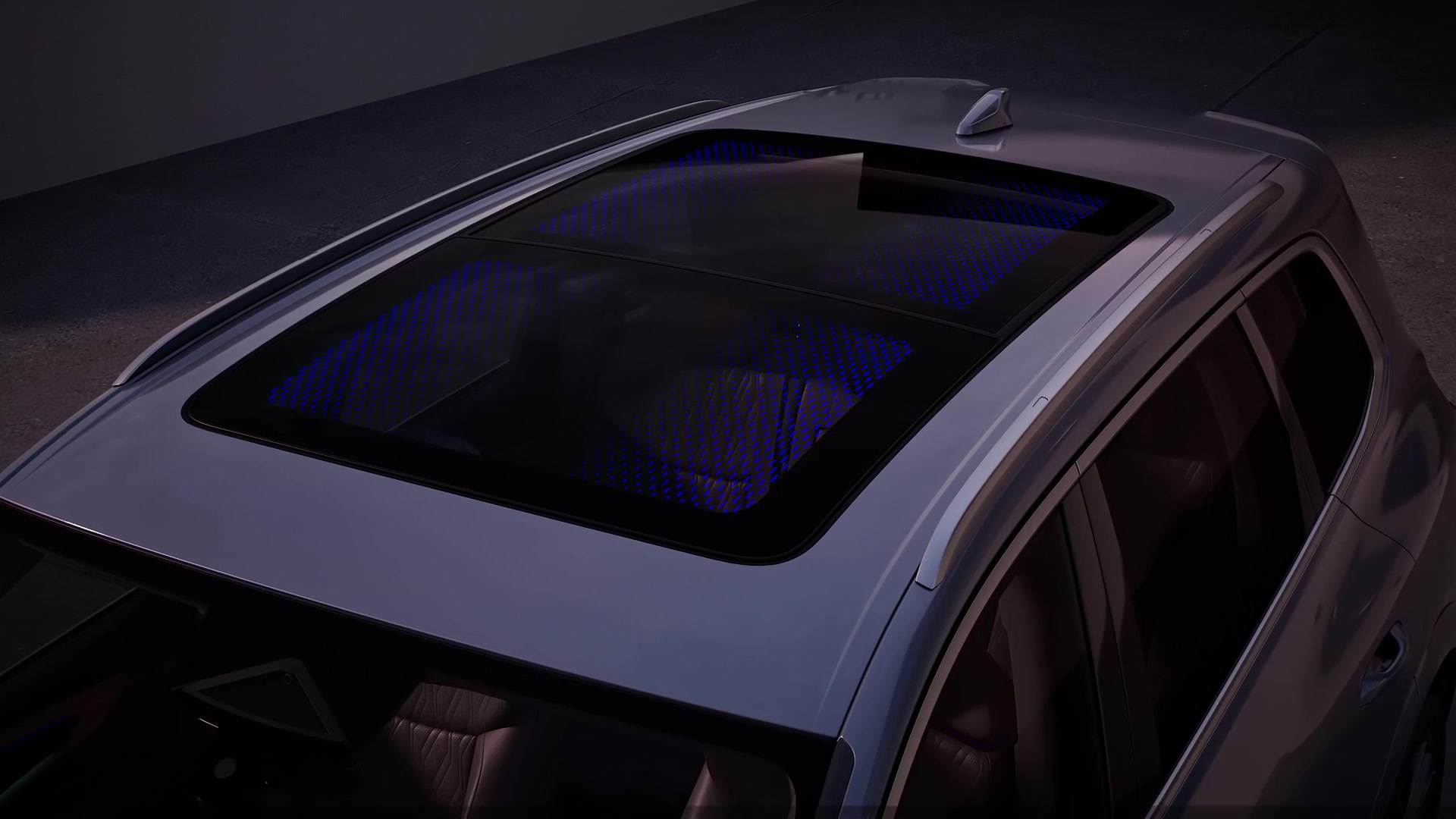 Audi Q7 – interior and illuminated glass roof – animation
