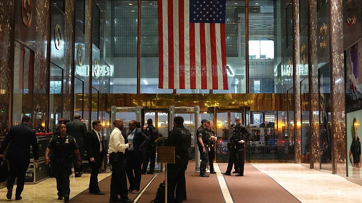 Macron läuft durch belebte New Yorker Straßen zum Trump Tower