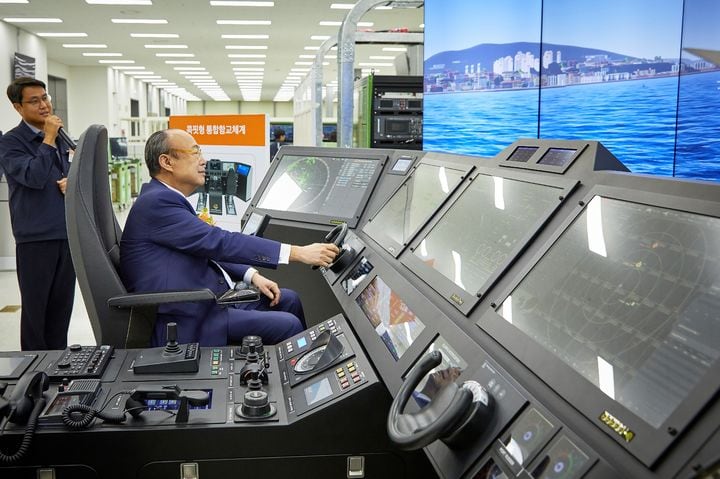 Hanwha chairman stresses AI as key to defense competitiveness