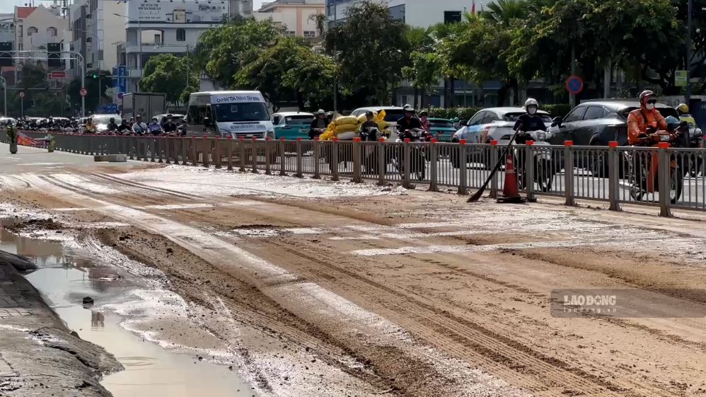 Bùn đất phủ kín hơn 300m đường Cộng Hòa, người dân di chuyển khó khăn