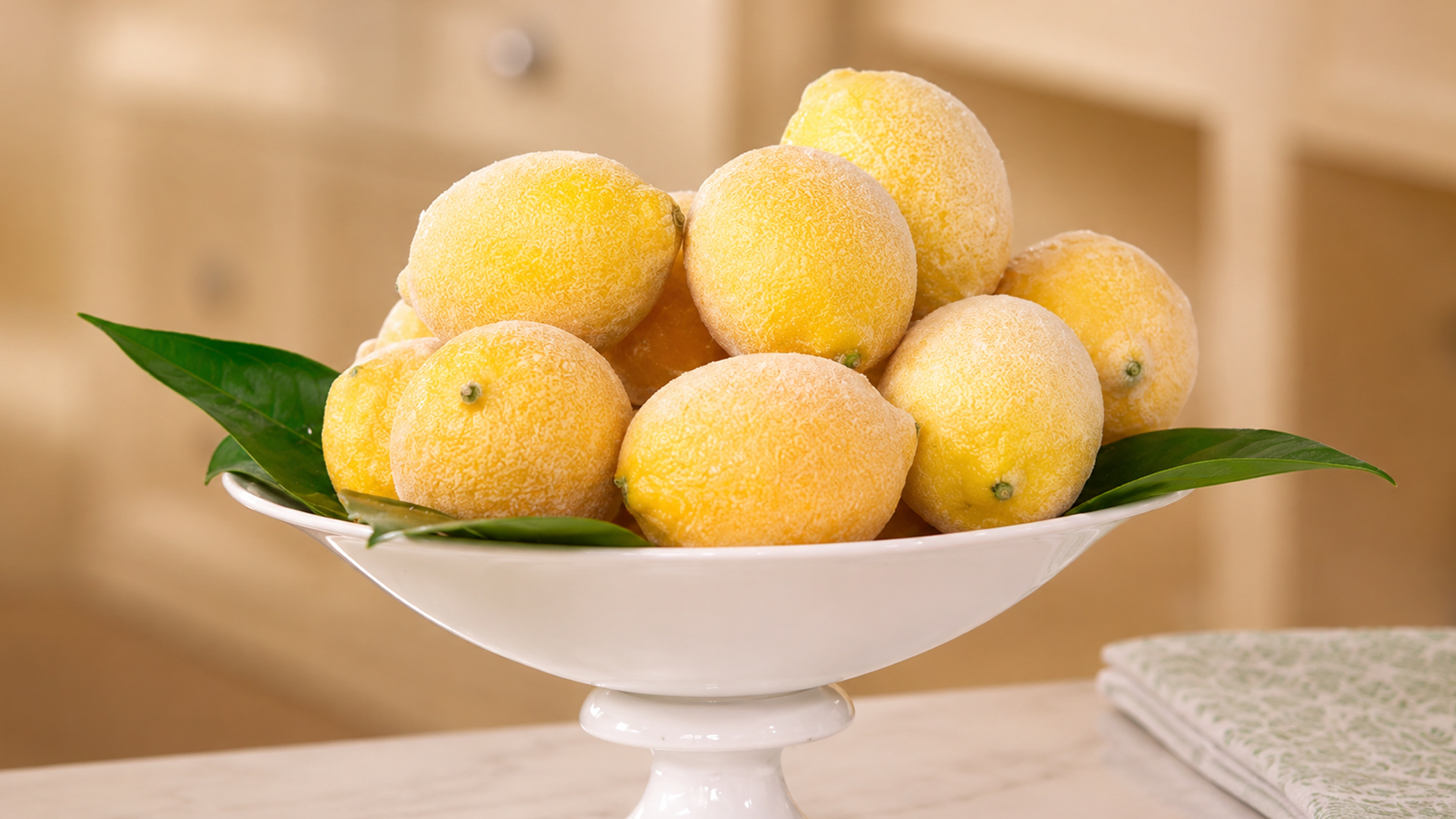 The DIY lemon centerpiece that adds a beautiful touch to any wedding table