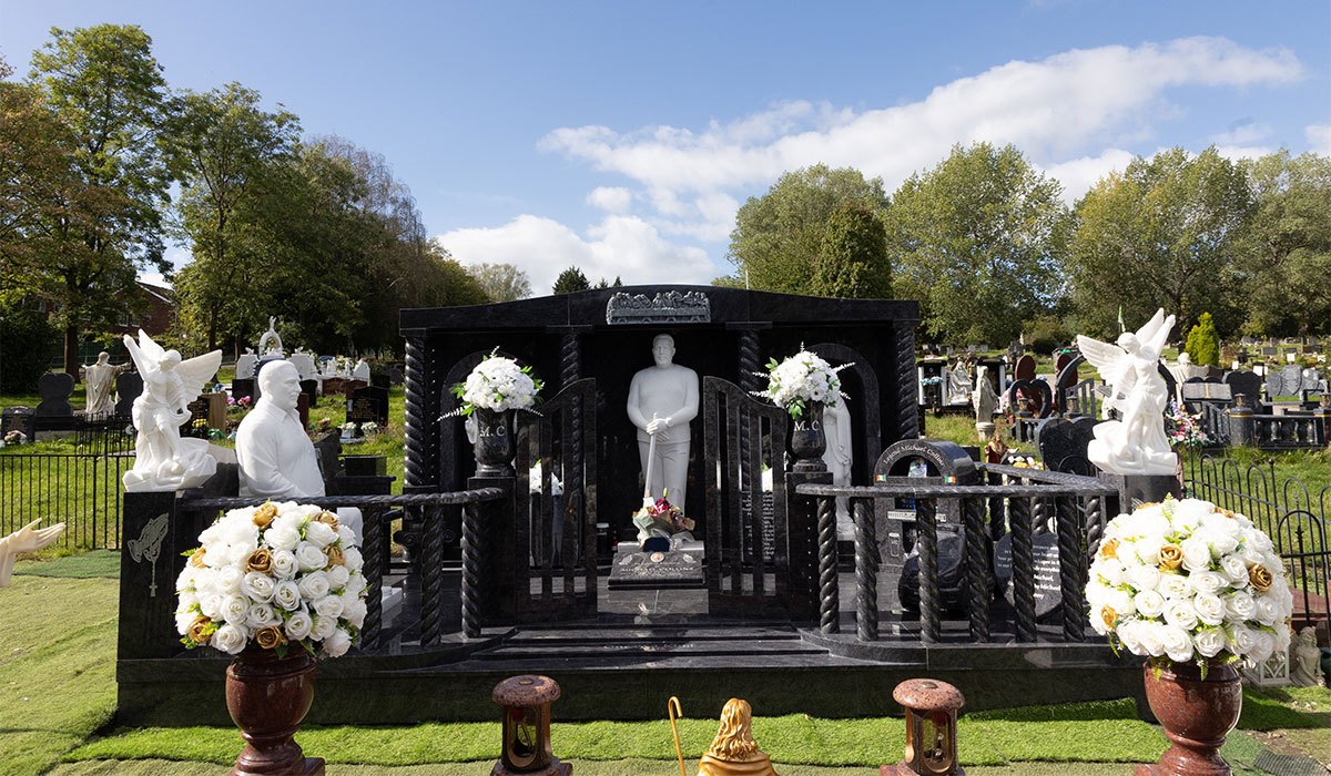 Row erupts over new 30-tonne memorial beside 'Traveller King's' headstone