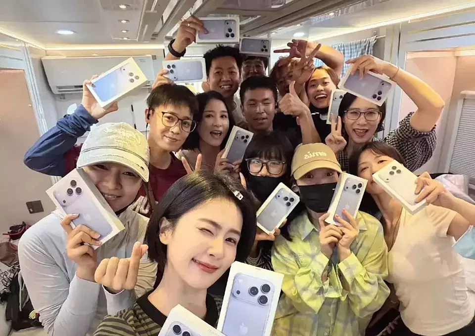 'Mỹ nhân cổ trang' Bạch Lộc mua iPhone 18 promax tặng nhân viên