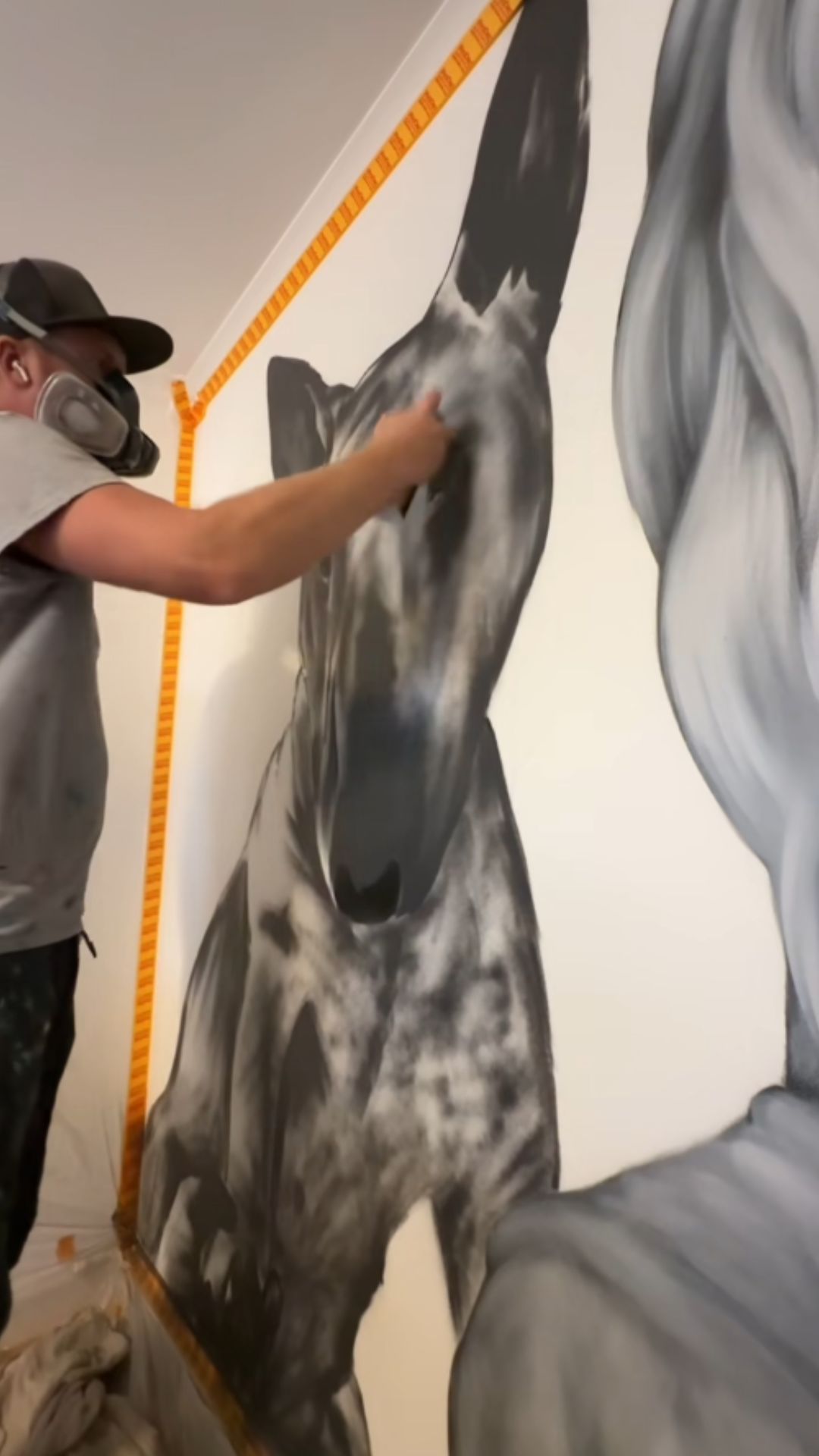 Artist creates a stunning tribute mural with spray paint art