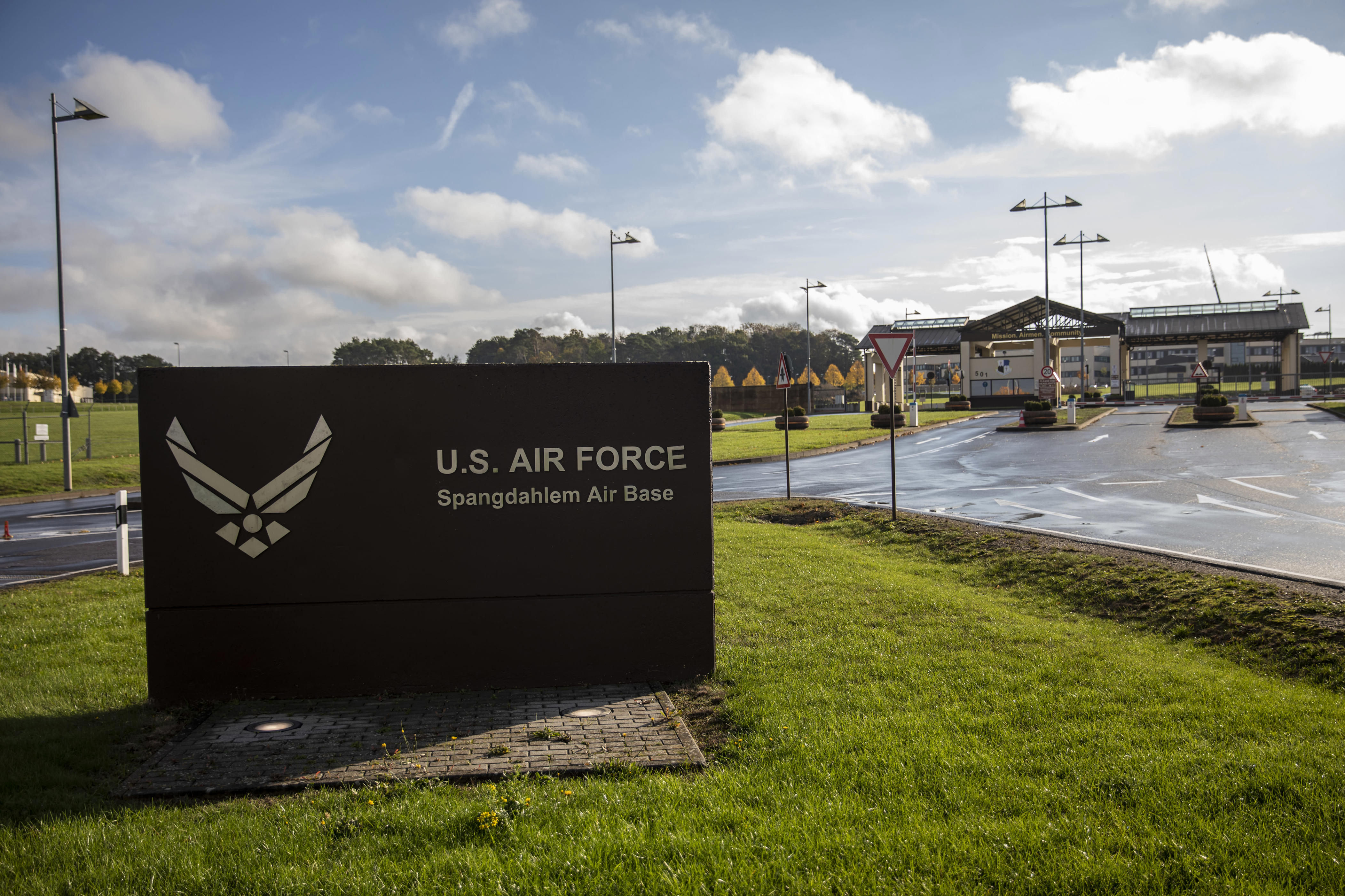 F-16 fighter jet crashes at US air base in western Germany prompts ...