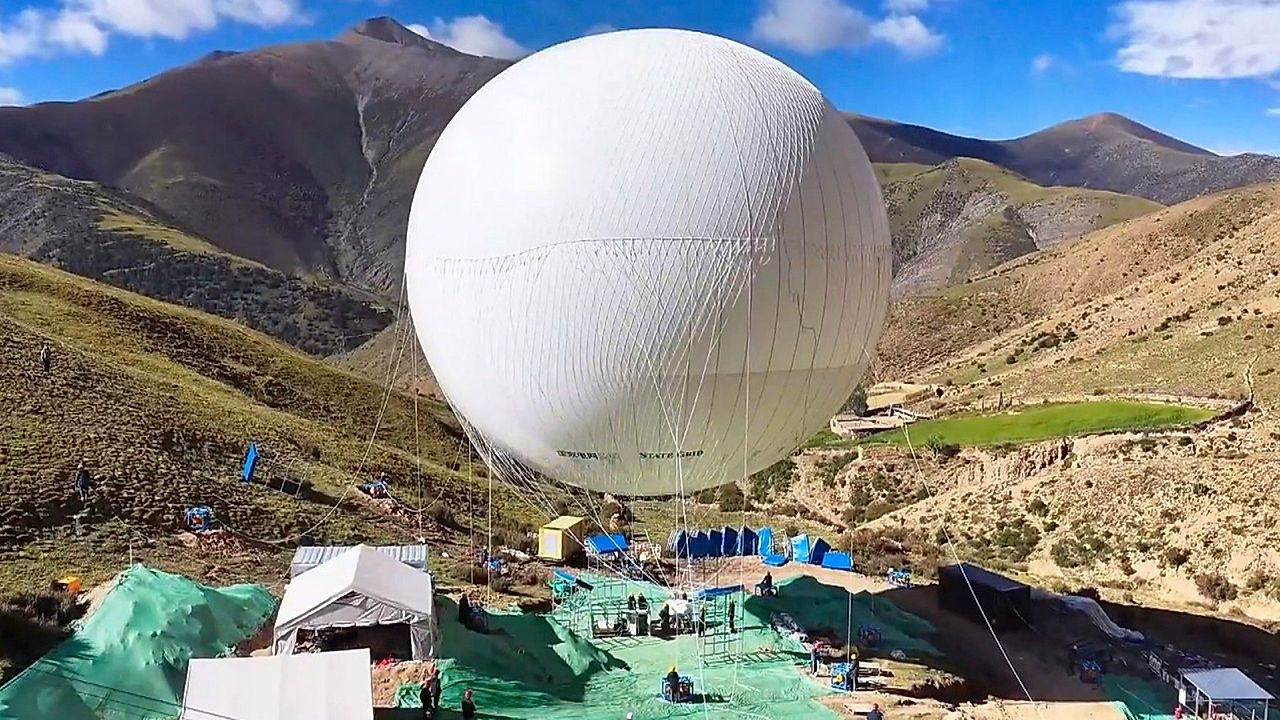 Giant helium balloon lifts up to two tons of building material over ...