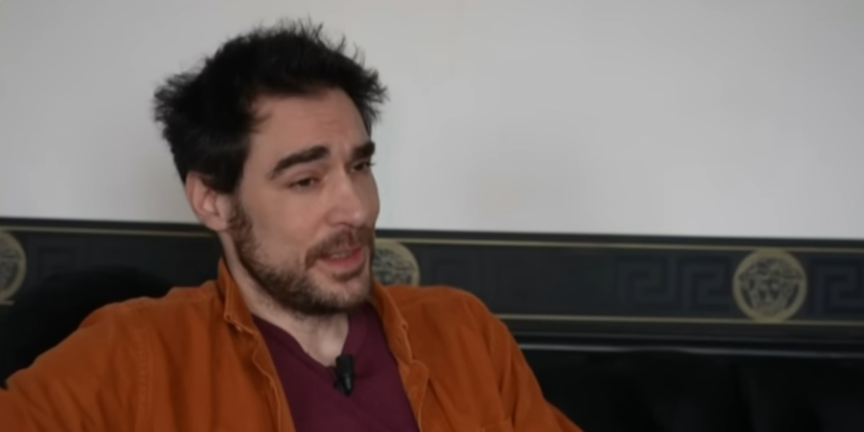 Le Com dien Arnaud Denis Souffrant De Douleurs Apr s Un Implant Anti 