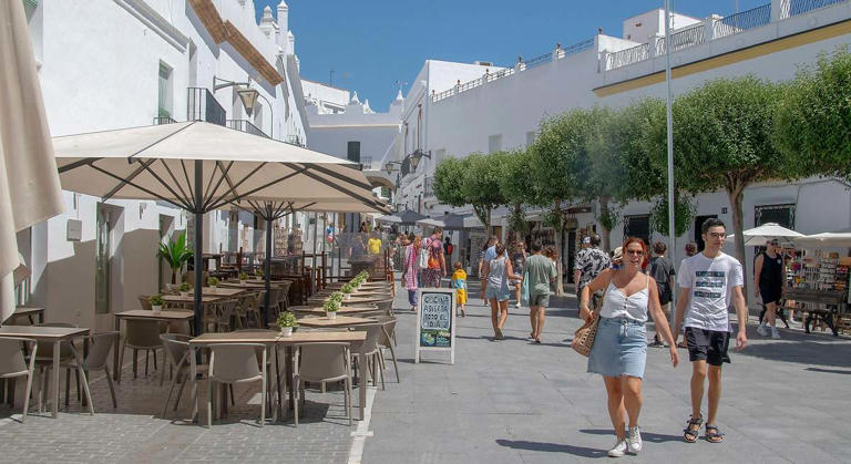 La odisea de visitar uno de los mejores pueblos para comer pescaito frito en Cádiz: declarado Conjunto Histórico-Artístico