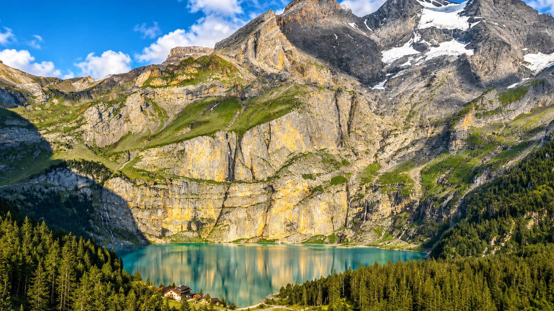 ¿Por qué este lago queda encerrado bajo acantilados gigantes?