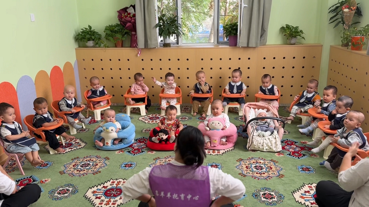 Toddler sways to teacher’s song in Xinjiang classroom