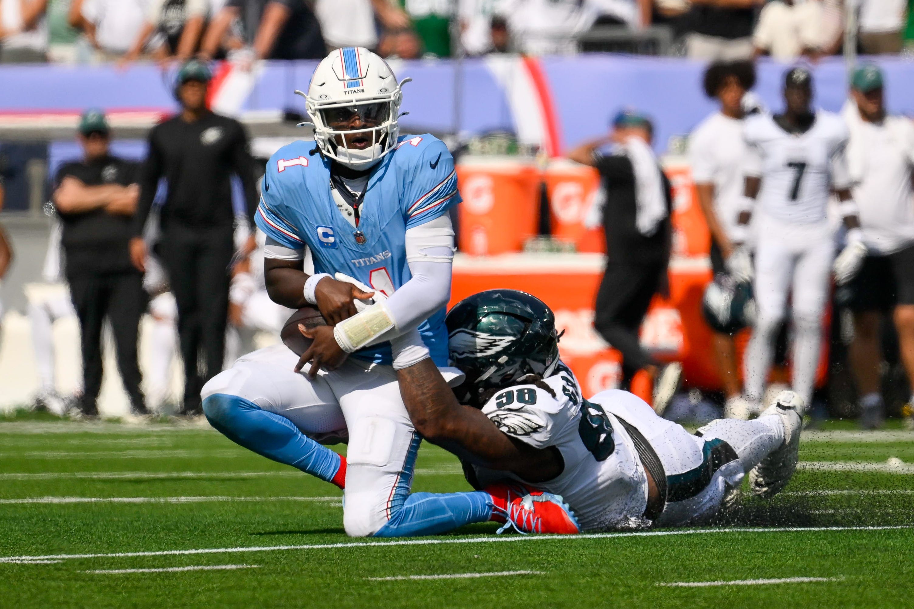 Eagles keep winning despite the defense’s unusual turnover drought