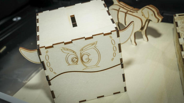I tested the Bambu Lab R1, and it makes complicated laser engraving ...