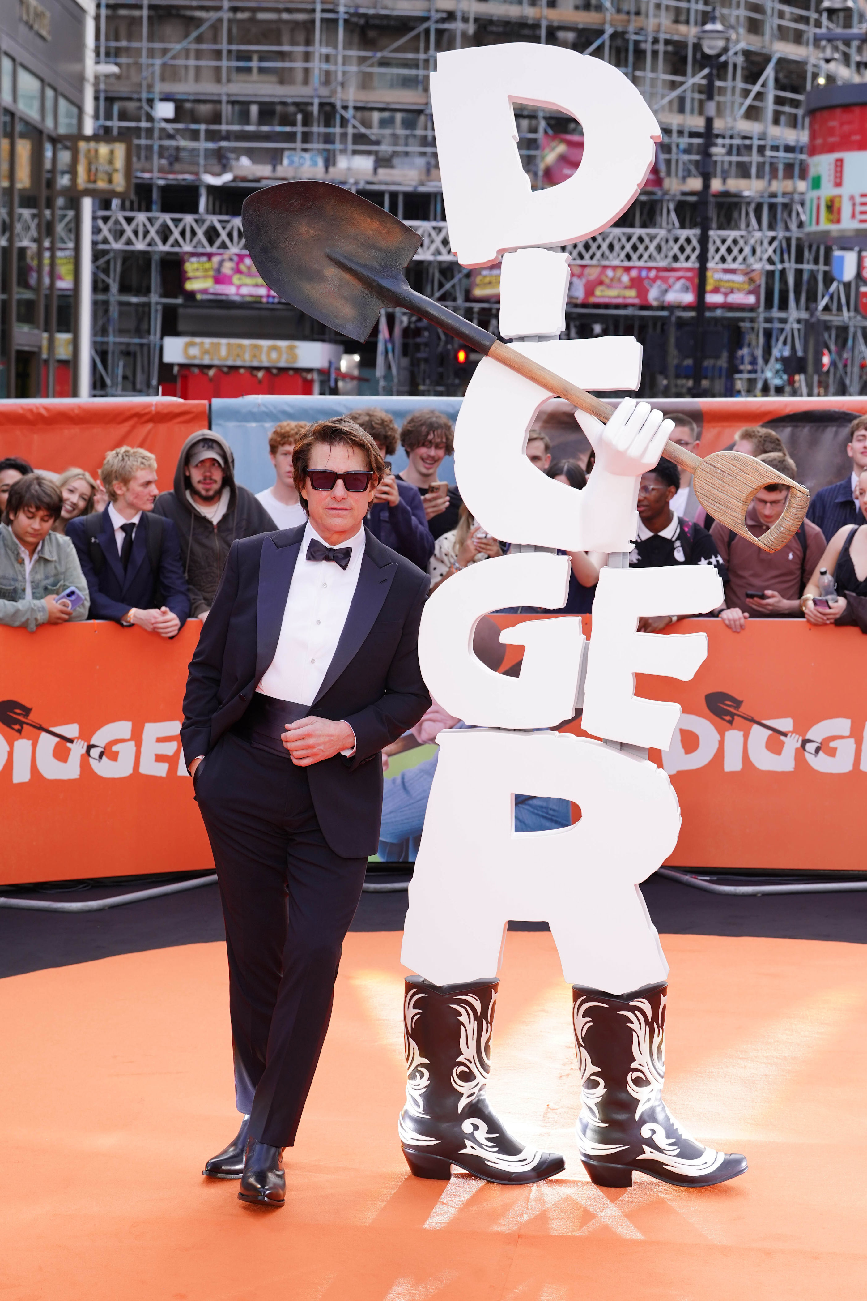 'Great jacket' Tom Cruise tells prince as William and Kate attend film ...