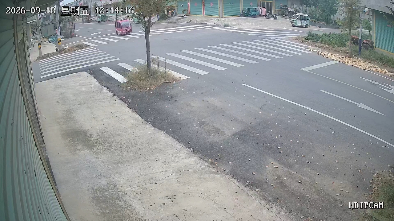 Cargo tricycle overturns to avoid speeding car at Jiangsu intersection