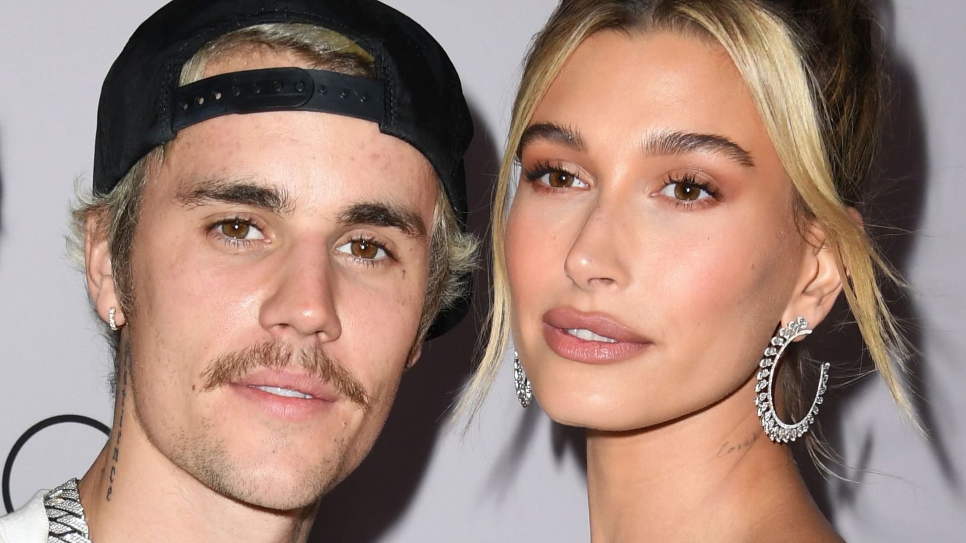 Hailey & Justin Bieber's monochromatic living room is a masterclass in ...