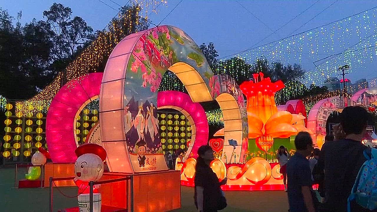 3,000 lanterns from 20 countries light up Hong Kong's Mid-Autumn Festival