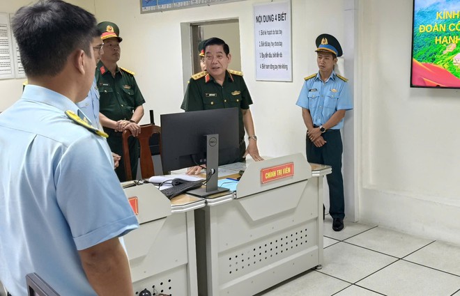 Thứ trưởng Bộ Quốc phòng kiểm tra đơn vị ra đa trên đỉnh Sơn Trà