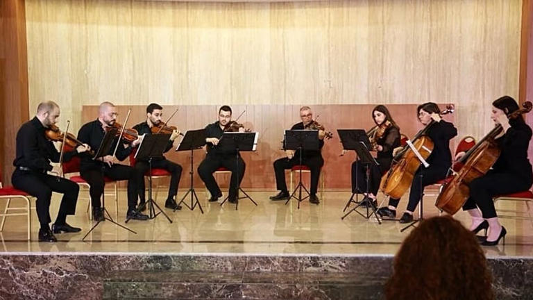 بعبدات اوركسترا موسيقى الحجرة المولفة من فنانين محترفي لبنانيين موسيقيات بعبدات
