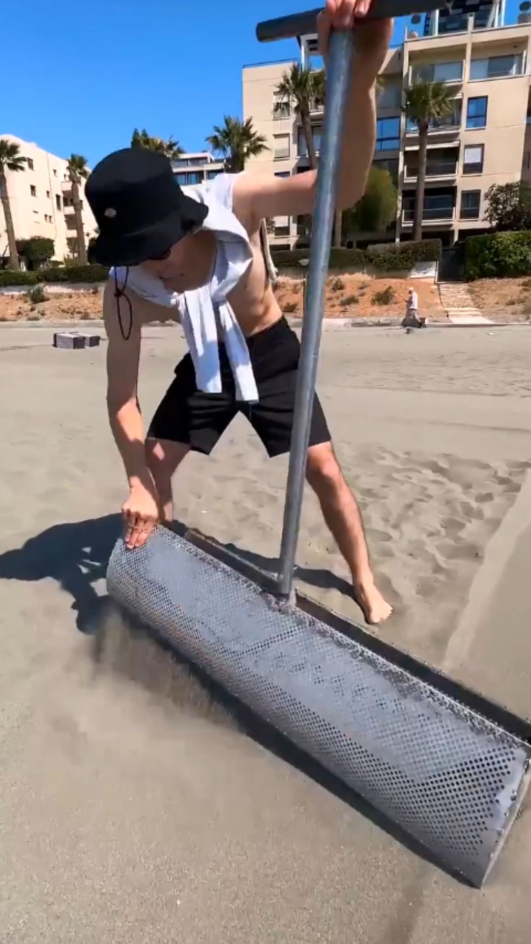 Gold ring and sharp hooks found hidden in beach sand