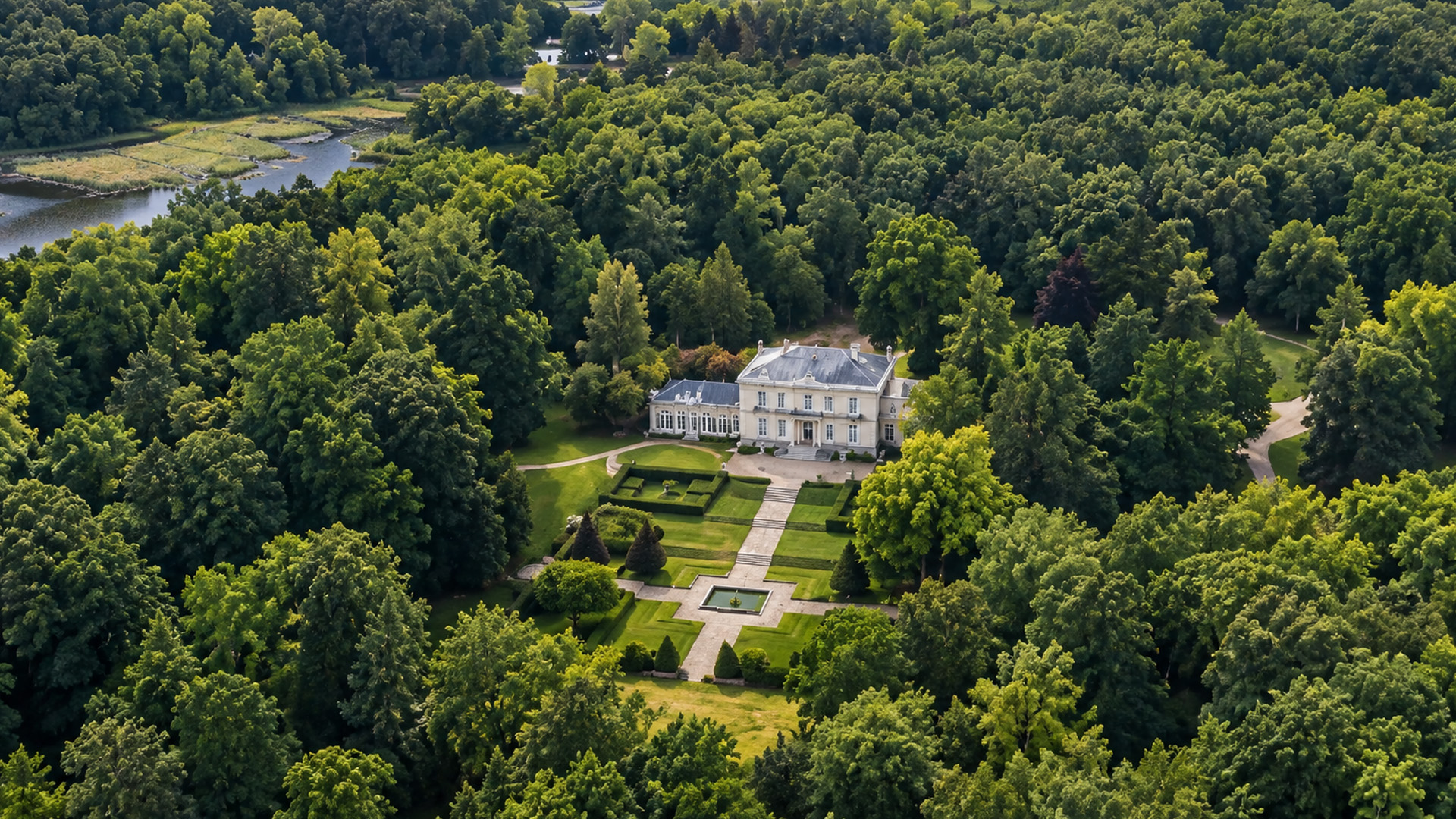 Bartow Pell Mansion surrounded by green parkland