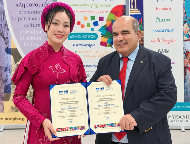 Quán quân Sao Mai Huyền Trang nhận giải tại Hy Lạp