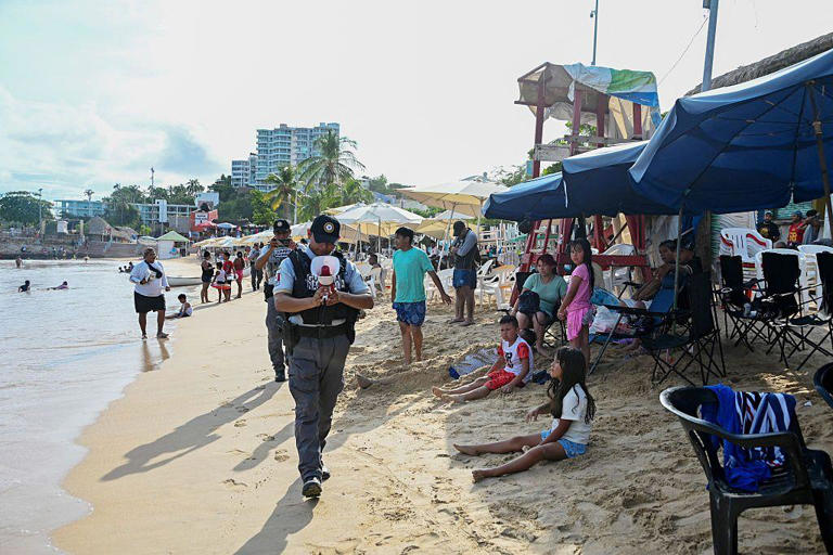 Os turistas em Acapulco foram alertados sobre as condições do mar e as possíveis chuvas