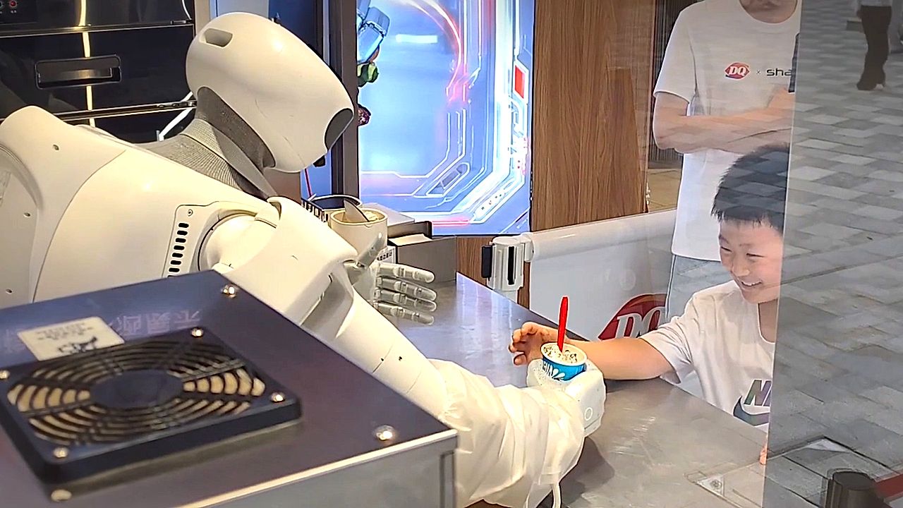 Robots take over ice cream restaurant in Shanghai