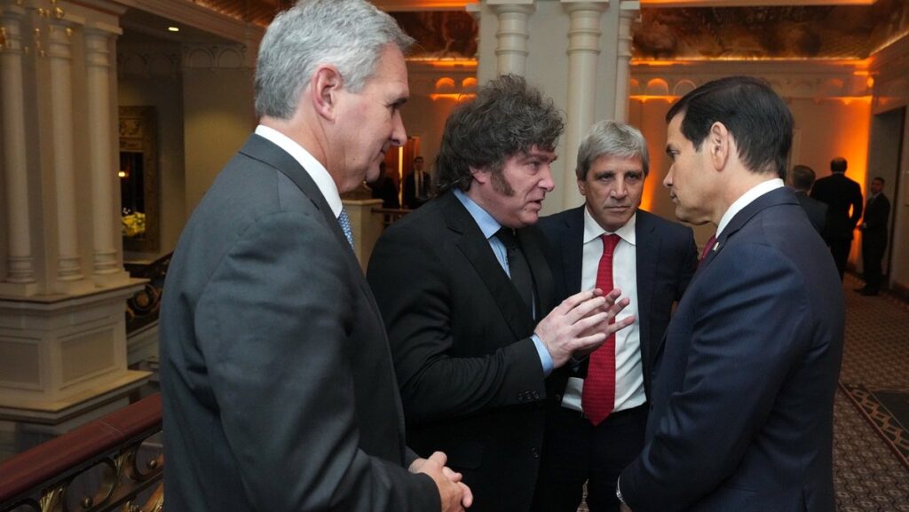 Javier Milei junto al secretario de Estado estadounidense Marco Rubio, el ministro de Economía Luis Caputo y el canciller Pablo Quirno durante la reunión bilateral en Nueva York, en el marco de la Asamblea General de la ONU – Foto: X