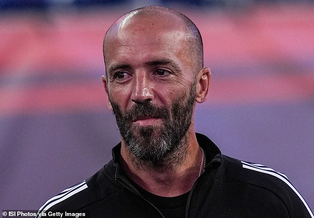El ahora exentrenador del Columbus Crew le dijo a una árbitra: "Este es un deporte de hombres" después de una derrota.