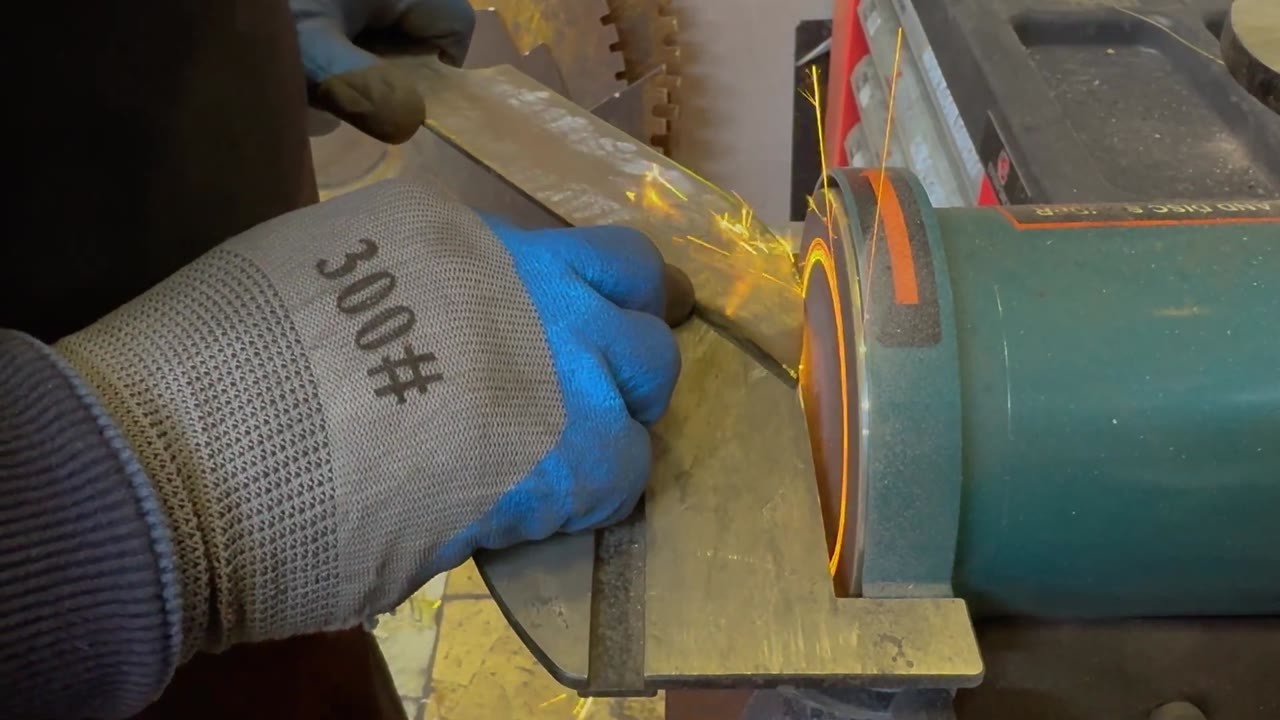 Damascus knife forged from ball bearings - unique patterns unveiled