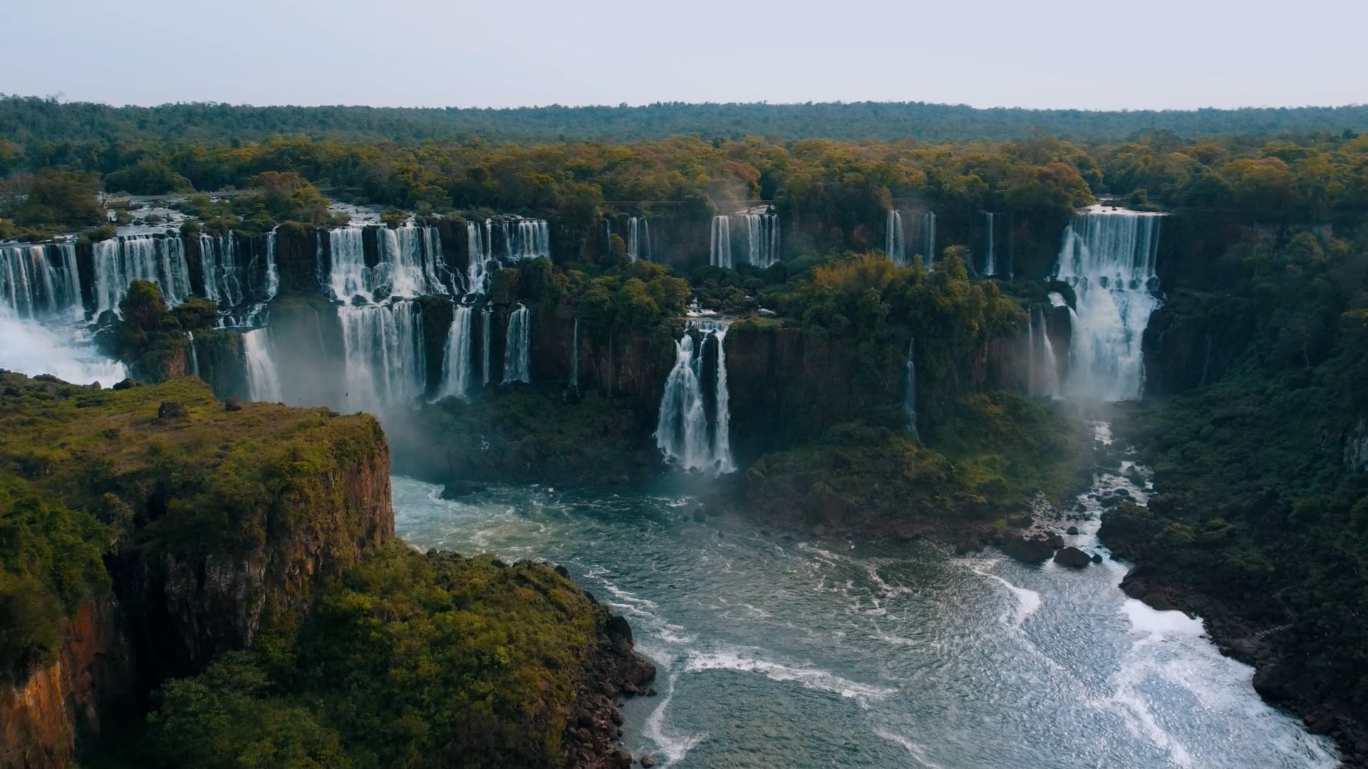 Volo di un drone sopra le cascate di Iguazú, al confine tra Argentina e ...