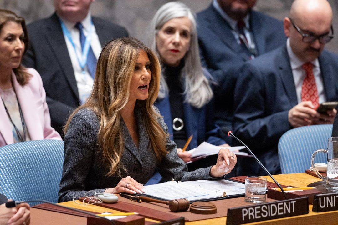 Melania Trump humiliated as camera pans around after she walks off from ...
