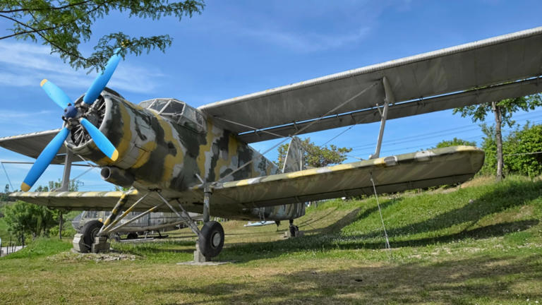 Viele ausgemusterte Flugzeuge stehen seit Jahren ungeschützt auf alten ...