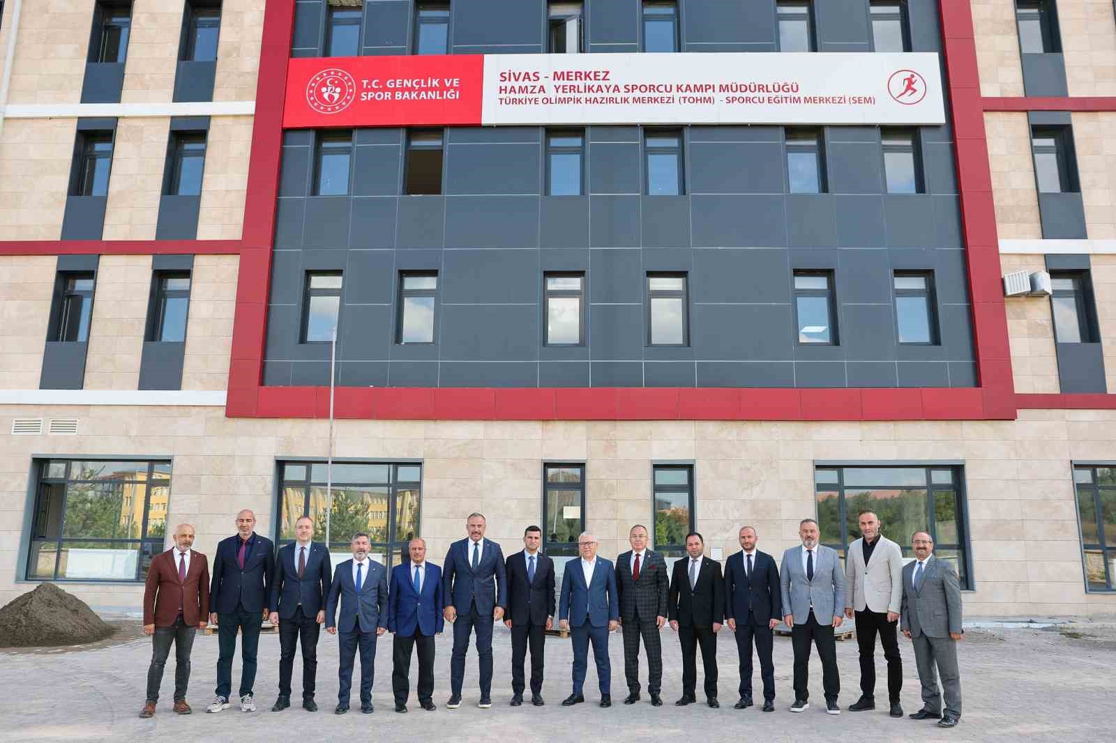 Sivas Valisi Şimşek, devam eden çalışmalarda incelemelerde bulundu