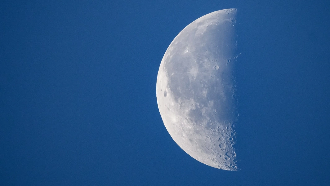 Searching for alien technosignatures in lunar dust