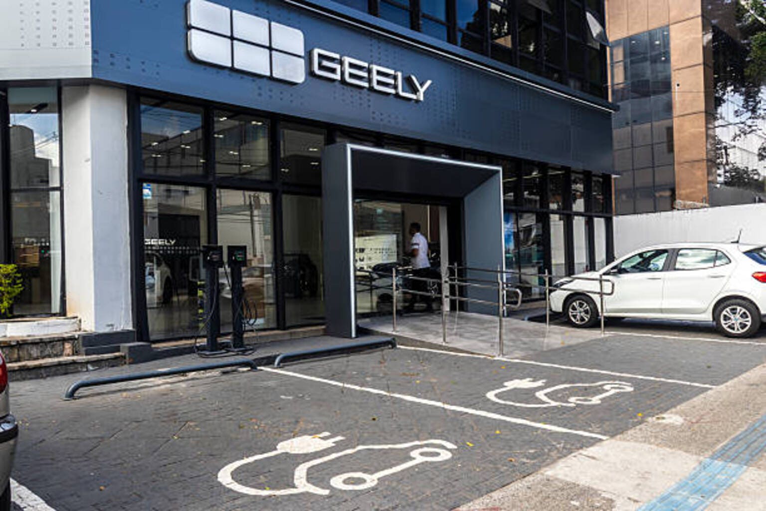 Geely unveils faster AI-driven EV charging technology
