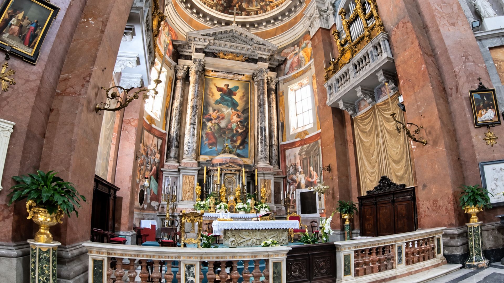 Baroque church interior along Via del Corso in Rome (4K)
