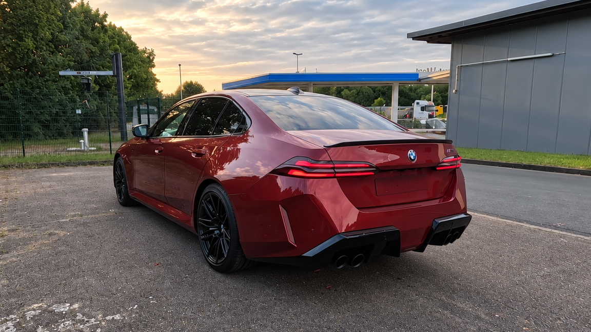 This 900HP BMW M5 accelerates like a supercar