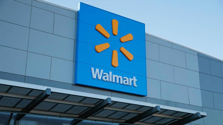 Walmart sells a $230 grill-smoker combo with smart tech that auto ...