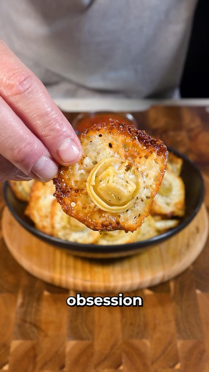 Tortellini pasta chips with crispy cheese