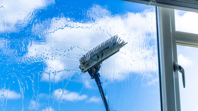 The hassle-free way to clean outdoor windows you wish you knew about sooner