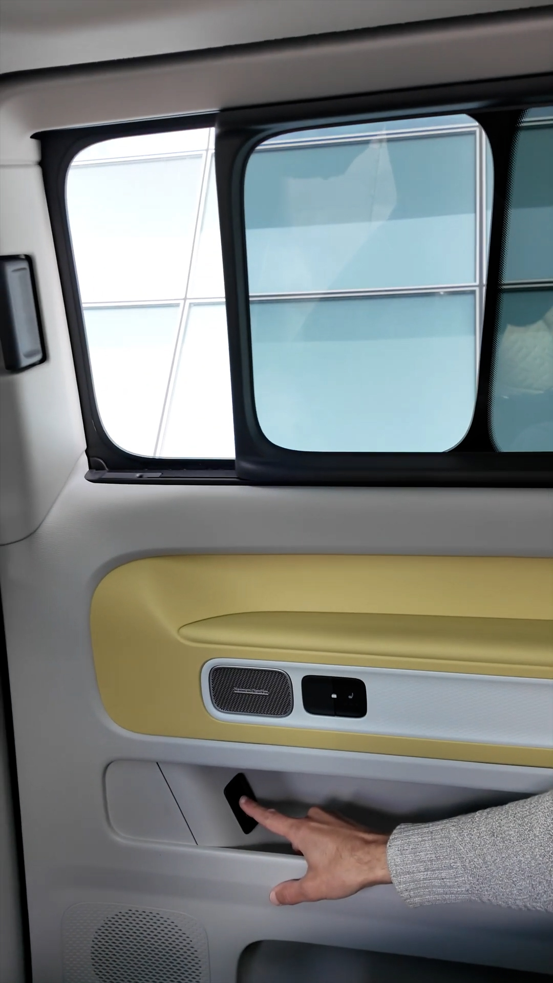 VW ID. Buzz LWB features electrically operated side windows
