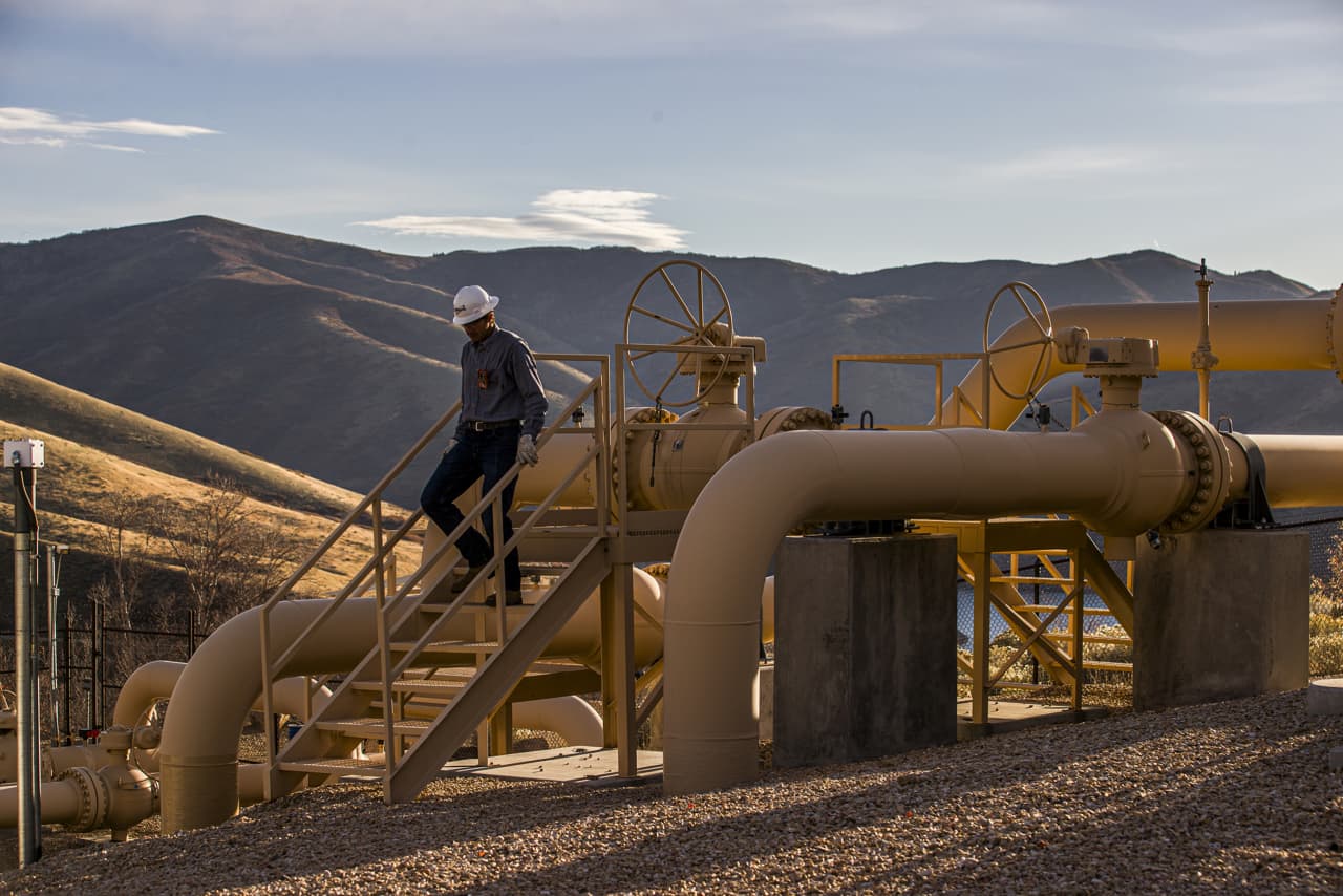 Pipelines are pumping AI’s power. Two winners to buy.